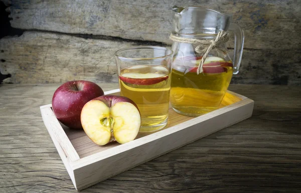 Appelsap en appels op een houten tafel — Stockfoto