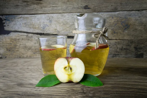 Appelsap en appels op een houten tafel — Stockfoto