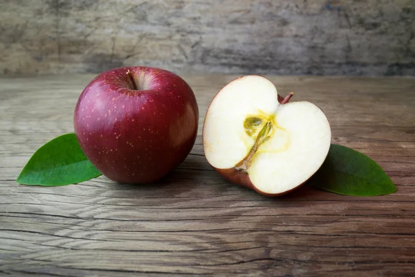 Rote Äpfel auf einem Holztisch — Stockfoto