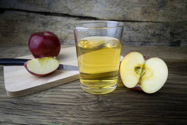 Appelsap en appels op een houten tafel — Stockfoto