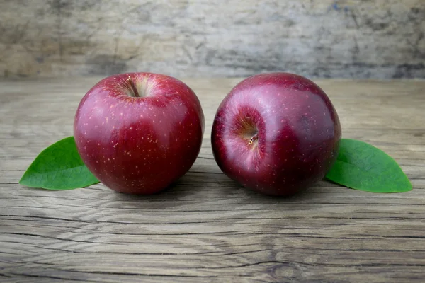 Rode appels op een houten tafel — Stockfoto