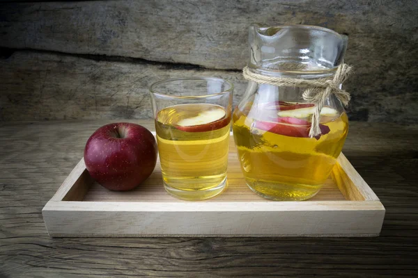 Appelsap en appels op een houten tafel — Stockfoto