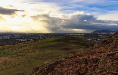 Manzaralı gökyüzü ve bulutlar, kayalar, dağlar ve tepeler. Arthur 'un Yeri - Edinburgh.