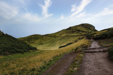 Dağ yolu, tepeler, manzara. Arthur 'un Yeri, Edinburgh
