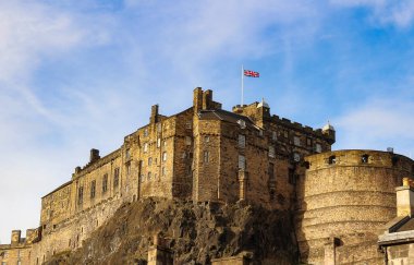 Sönmüş bir volkanın tepesindeki kale. Edinburgh, İskoçya.