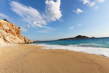 Türkiye Turkuaz Sahili 'ndeki Kaputas Sahili' nin havadan görünüşü. Kristal berrak su, altın kum ve uzak bir adası olan sarp kayalıklar. Tatil yeri ve doğa seyahati için ideal..
