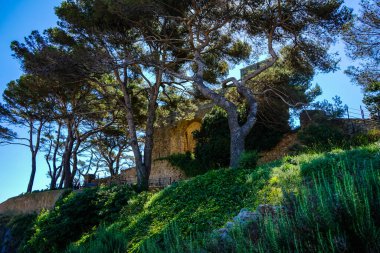 Tossa de Mar 'daki antik kale duvarları, Katalonya, İspanya, Avrupa. Yol, kaya kapısı ve arka planda Akdeniz ve botlar.