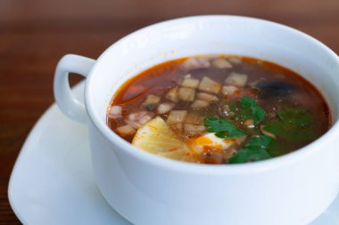 Lezzetli et ve sebze çorbası yakın plan beyaz kasede.