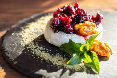 Çilek soslu, fındıklı, naneli ve ballı peynirli peynir.