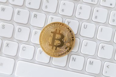 Beyaz klavyede kripto altın Bitcoin. Sanal kripto para birimi kavramı