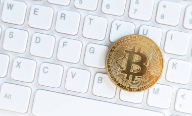 Beyaz bilgisayar klavyesinde şifreli para birimi Bitcoin, sanal kripto para birimi kavramı