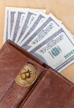 Cüzdan görünümlü kağıt paralı Bitcoin. Sanal kripto para ticareti ve yatırım kavramı
