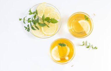 Naneli ve limonlu iki bardak sağlıklı çay.