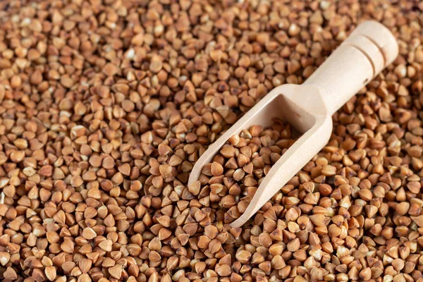 Raw Brown Buckwheat Wooden Scoop Close — Fotografia de Stock