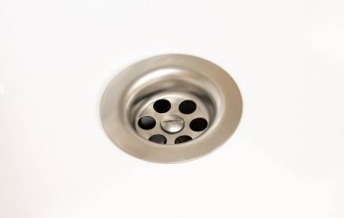 Lavabo gideri ya da banyo suyu boşaltımı beyaza izole edilmiş.