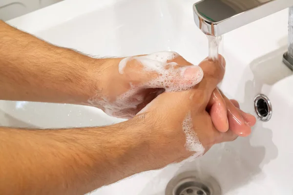Homem Lavando Mãos Com Espuma Sabão Conceito Higiene Protecção Saúde — Fotografia de Stock