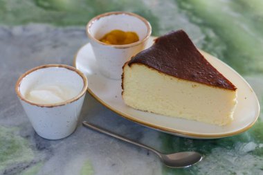 Mermer masada sosisli klasik New York peynirli keki.