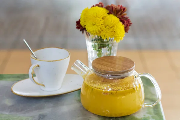 Chá Espinheiro Mar Saudável Bule Vidro Lado Xícara Vaso Flores — Fotografia de Stock