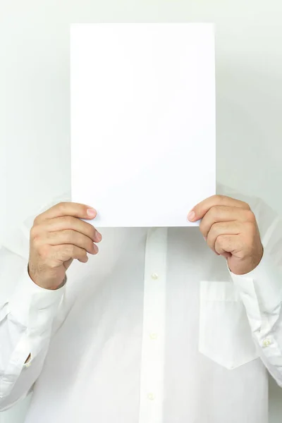 Homem Usando Camisa Segurando Uma Folha Branca Branco — Fotografia de Stock