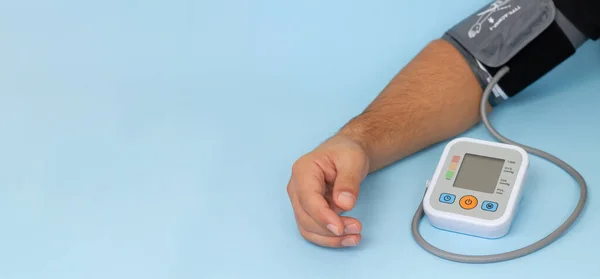Uomo Misura Sua Pressione Sanguigna Con Tonometro Elettronico Spazio Testo — Foto Stock