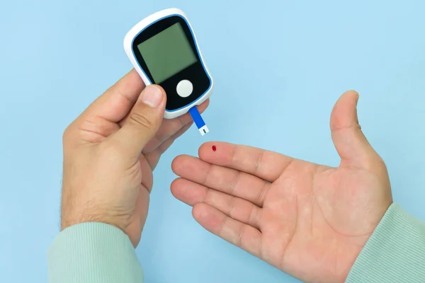 Han Kollar Blodsockernivån Med Glukometer Diagnos Diabetes — Stockfoto