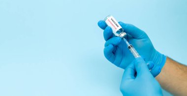 Coronavirus veya COVID-19 aşısı. Enfeksiyonu önlemek için Corona virüsüne karşı aşı tutan doktor. Sağlık ve Tıp Konsepti