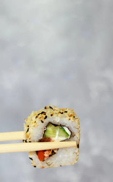 Eating Sushi Chopsticks Close Japanese Food Sushi Roll Restaurant California — Stock Photo, Image