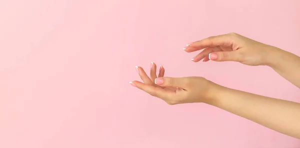 Conceito Beleza Cuidados Com Pele Mãos Femininas Jovens Com Manicure — Fotografia de Stock
