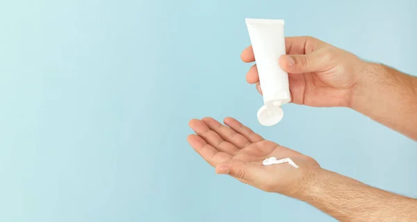 Les Mains Masculines Appliquent Une Crème Hydratante Cosmétique Pour Peau — Photo