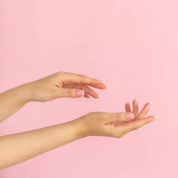 Conceito Beleza Cuidados Com Pele Mãos Femininas Jovens Com Manicure — Fotografia de Stock