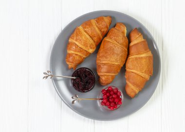 Lezzetli kruvasan, böğürtlen ve tepsi manzaralı reçel. Sabah kahvaltısı kavramı