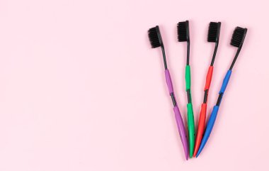 Siyah eko bambu kömür kıllı diş fırçaları. Metin için boşluk