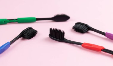 Siyah plastik diş fırçaları. Oral sağlık kavramı
