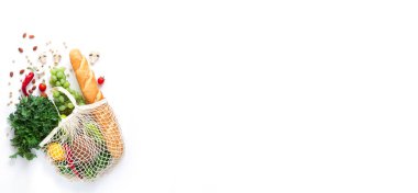 Beyaz arka planda bir torba dolusu farklı sağlıklı yiyecek. Üst görünüm düz pankart