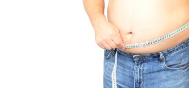 Koca göbekli, kot pantolon giyen ve elinde mezurası olan izole şişman bir adam pankartı. Boşluğu kopyala