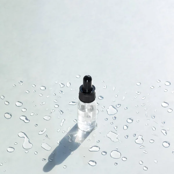 Suero Cosmético Para Cuidado Piel Botella Vidrio Transparente Sobre Fondo — Foto de Stock