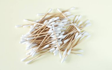 Bir yığın bambu pamuk çubuğu ya da tomurcuk bej arkaplanda üst görünüm, kopyalama alanı