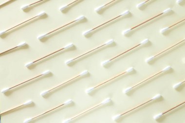 Eko bambu pamuk örnekleri ya da bej arkaplanda üst görünüm çubukları