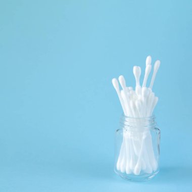 Cam kavanozdaki kişisel hijyen için beyaz pamuklu çubuklar veya tomurcuklar.