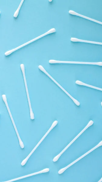 Pattern White Plastic Cotton Sticks Swabs Top View Blue Background — Stock Photo, Image