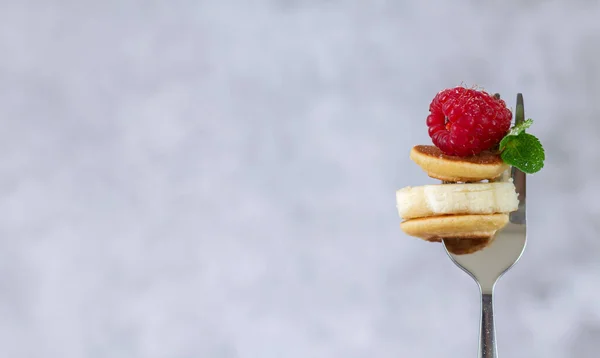 Närbild Gaffel Med Små Pannkakor Banan Skiva Hallon Och Mynta — Stockfoto