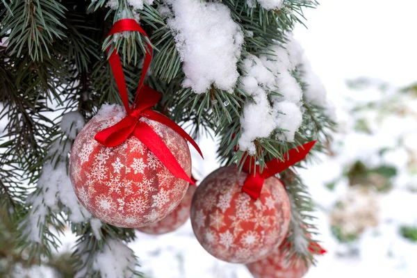 Natal Baubles Vermelhos Pendurados Ramo Abeto Com Neve Livre — Fotografia de Stock