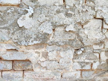 Soyulmuş alçı, kırmızı ve beyaz duvar arkaplanı olan klasik tuğla duvar.