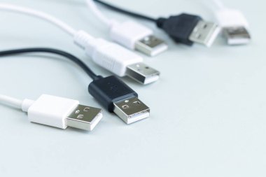 Gri arkaplanda USB 'den farklı şarj ya da veri iletim eklentileri adaptörü