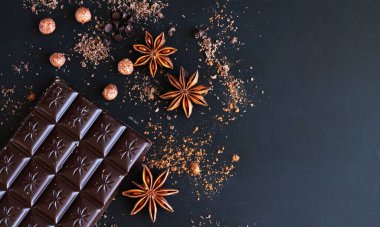 Baharatlı çikolata, sıcak çikolata, pasta veya şeker yapımında kullanılan malzemeler.