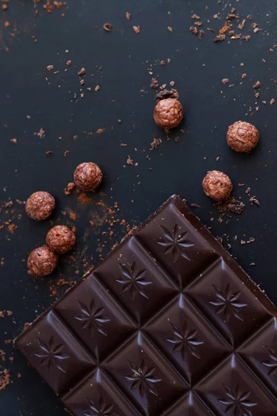 Вкусный Темный Шоколад Стружками Крошками Рисовыми Шариками Вид Сверху Стол — стоковое фото
