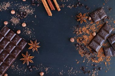 Çikolata ve tatlı yemek pişirmek için baharat içeren parçalar.