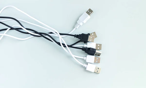 Bunch Olika Usb Kablar För Laddare Eller Anslutningsenheter Ovanifrån Grå — Stockfoto