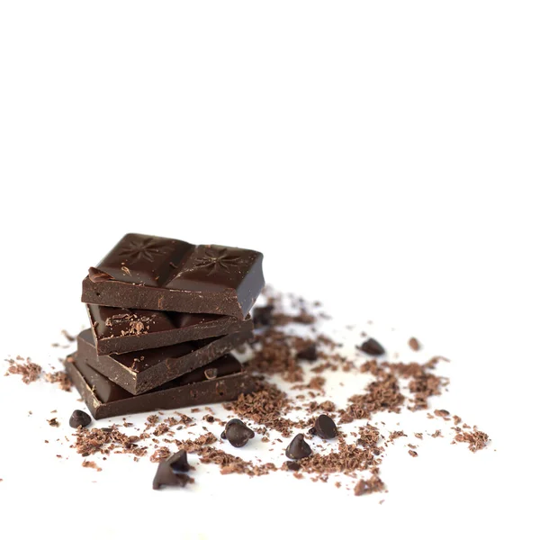 Pila Cioccolato Fondente Con Scaglie Cioccolato Polvere Gocce Isolate Sfondo — Foto Stock