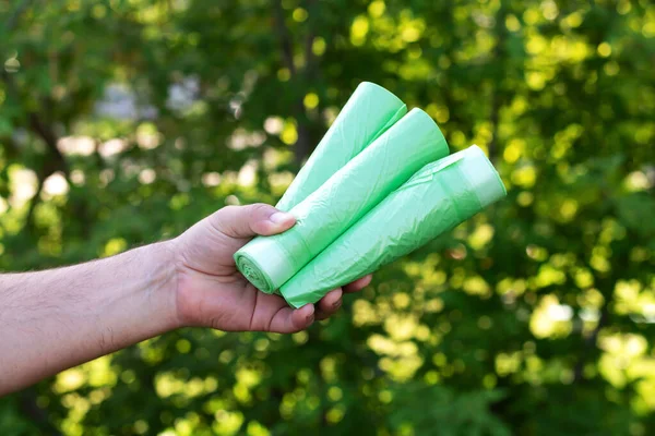 Hombre Sosteniendo Eco Plástico Basura Bio Bolsas Rollos Aire Libre — Foto de Stock